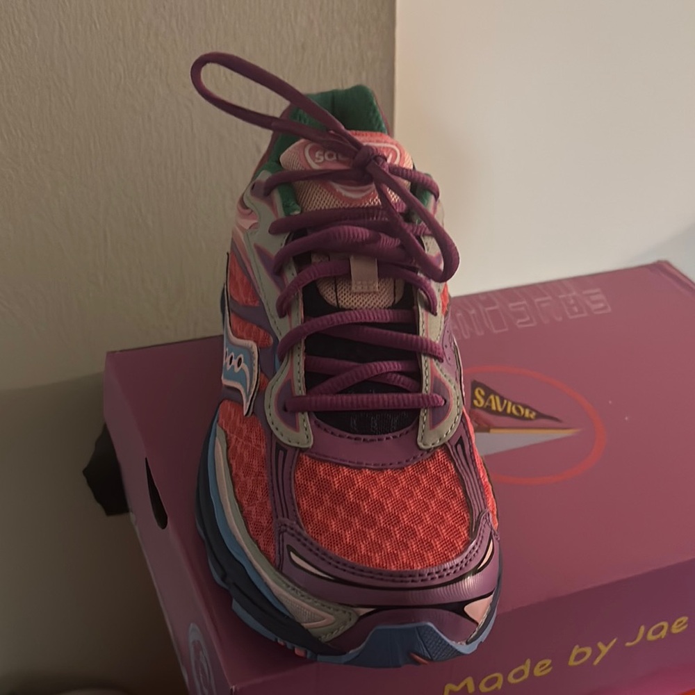 Saucony ProGrid Omni 9 Jae Tip
“To Do List Pink “